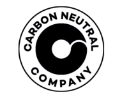 Das Bild zeigt das Label einer “Carbon Neutral Company” mit einem stilisierten Baum in der Mitte, umgeben von einem Kreis. Dies deutet auf Umweltbewusstsein und Nachhaltigkeit hin.